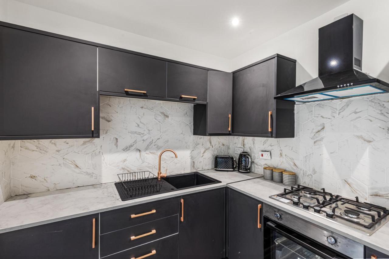 Walsall - 4 Bedroom House, Wi-Fi, Garden , Sleeps 8 - Jrr Stays Bescot 外观 照片