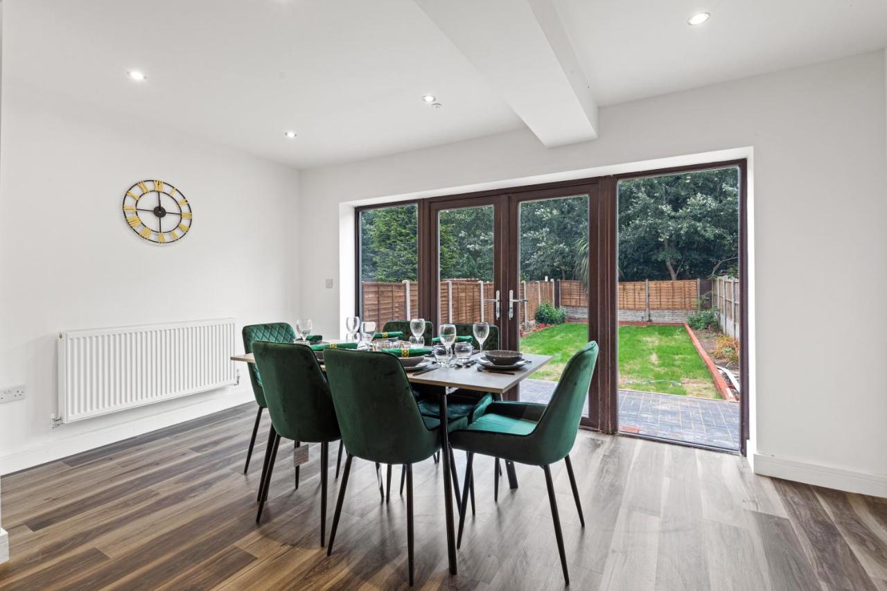 Walsall - 4 Bedroom House, Wi-Fi, Garden , Sleeps 8 - Jrr Stays Bescot 外观 照片