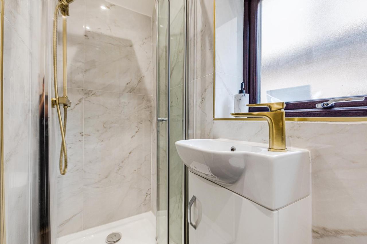 Walsall - 4 Bedroom House, Wi-Fi, Garden , Sleeps 8 - Jrr Stays Bescot 外观 照片