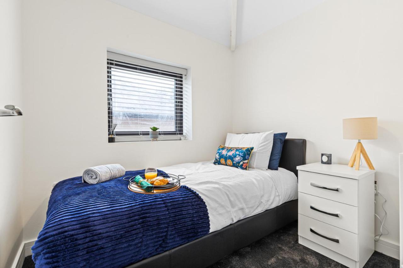 Walsall - 4 Bedroom House, Wi-Fi, Garden , Sleeps 8 - Jrr Stays Bescot 外观 照片