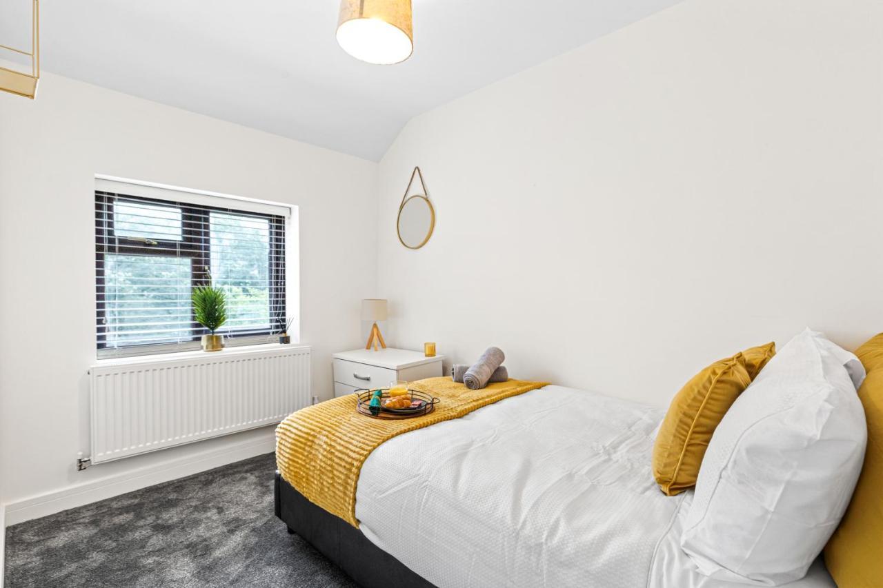 Walsall - 4 Bedroom House, Wi-Fi, Garden , Sleeps 8 - Jrr Stays Bescot 外观 照片