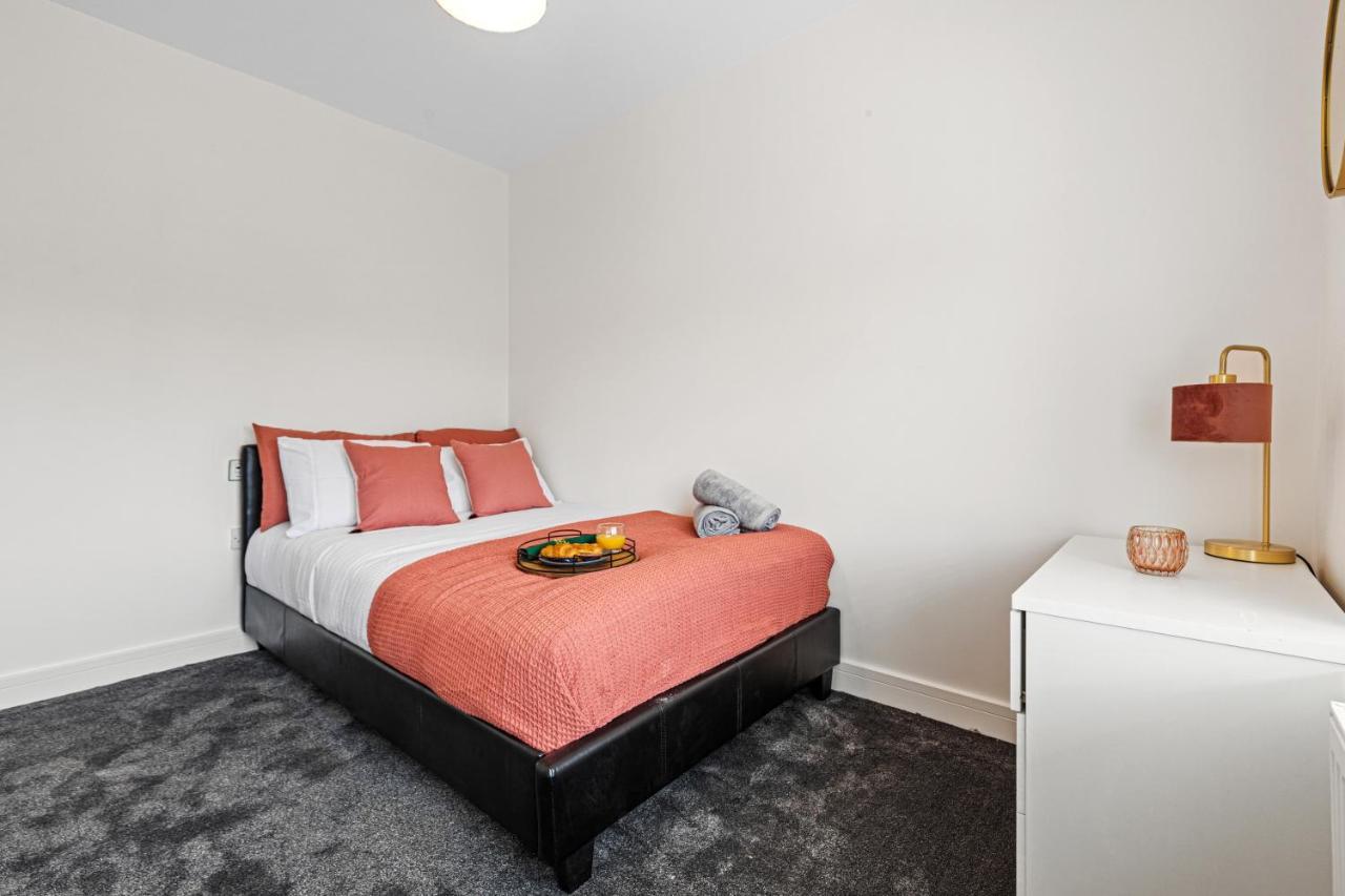 Walsall - 4 Bedroom House, Wi-Fi, Garden , Sleeps 8 - Jrr Stays Bescot 外观 照片